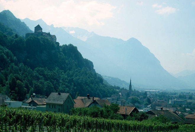 Nằm giữa 2 nước Thụy Sỹ và Áo, Liechtenstein là một đất nước nhỏ bé có phong cảnh thiên nhiên đẹp tuyệt, những cung đường lý tưởng dành cho người thích đạp xe hoặc đi bộ trải nghiệm.